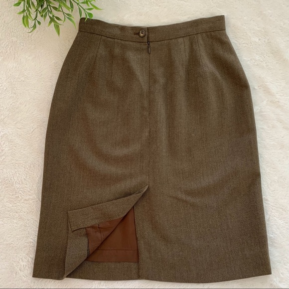 ❤️🔥HP❤️🔥Liz Clairborne high waist winter skirt in soft brown tone. Size 6P. - Picture 2 of 3